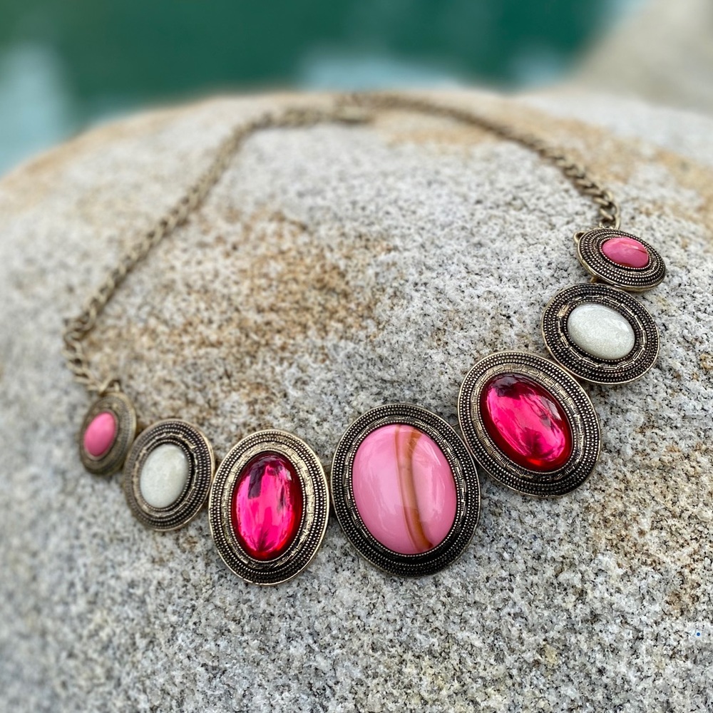 🔥NEW🔥 HEAVENLY PINK STONE NECKLACE W/METAL CHAIN